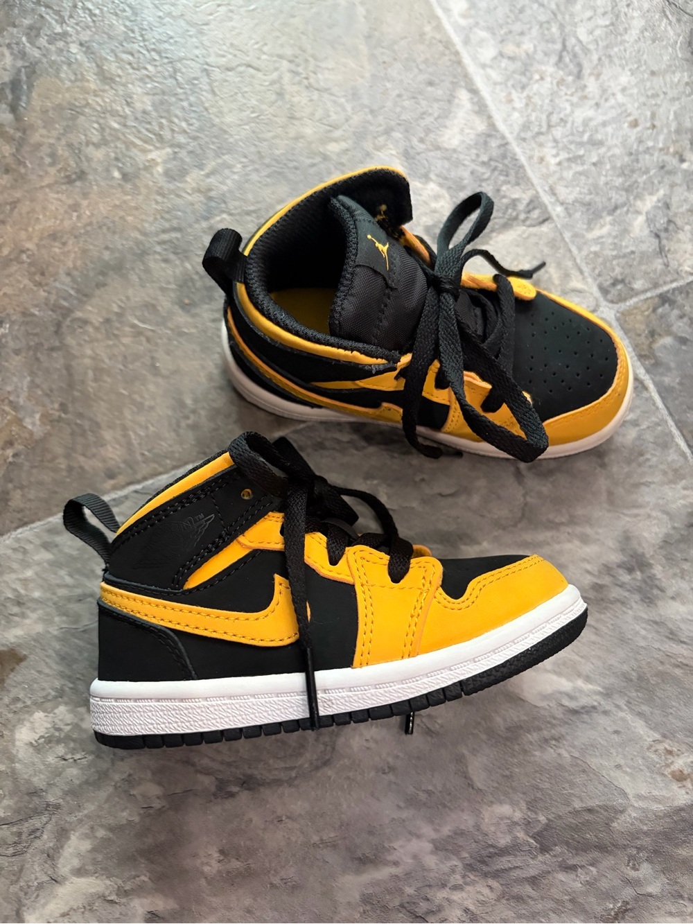 Air Jordan 1 Mid SE New Love sneakers size 6 toddler Black/Yellow